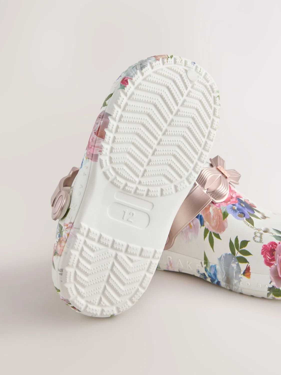 Сандалии-клоги с цветочным принтом Bow Clog Baker by Ted Baker, белые — фото 3