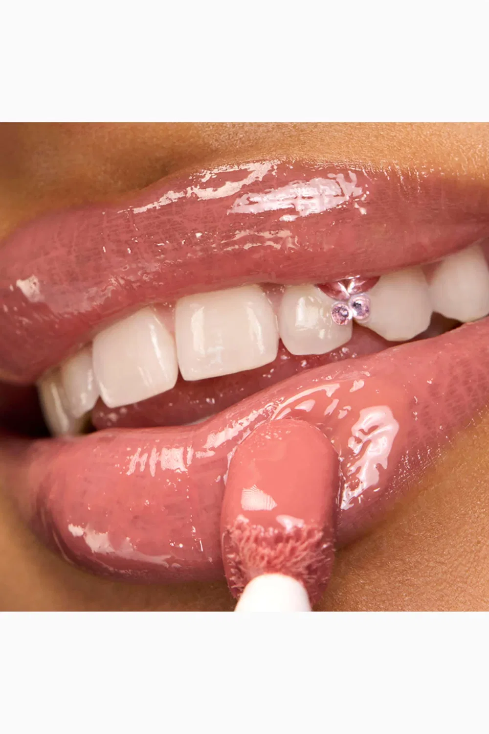 Блеск для губ увлажняющий Idôle Juicytreat Juicy Oil-in-Gloss Lancôme, нюдовый — фото 3