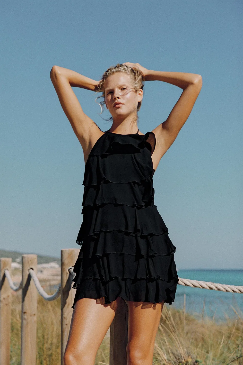 Мини-платье с бретелькой через шею и оборками ZARA, Black — фото 2