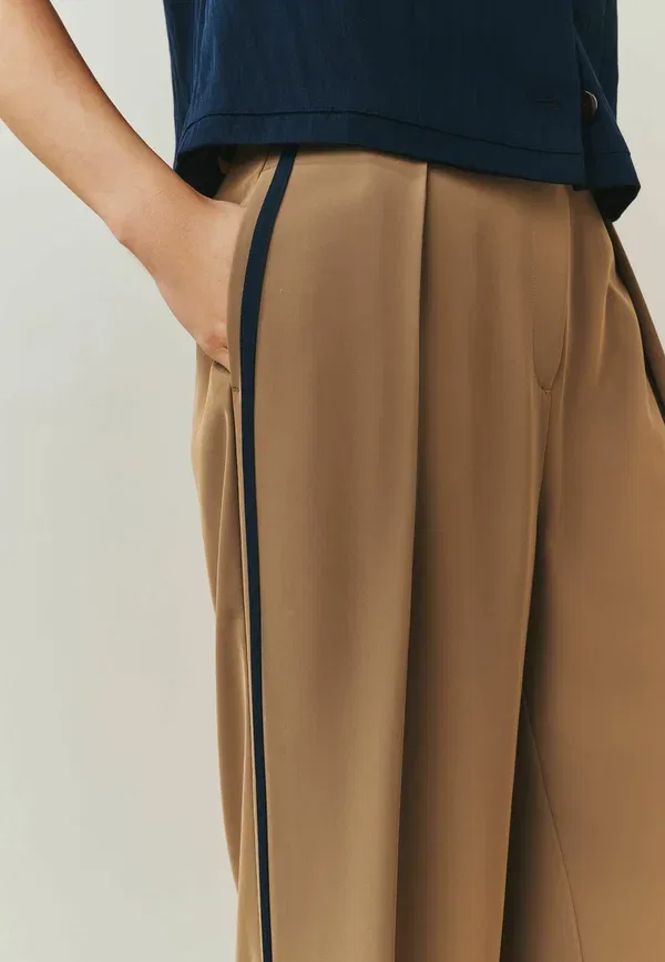 Брюки с эластичным поясом Tall fit elastic back side stripe wide leg trousers Next, tan brown, светло-коричневый — фото 4