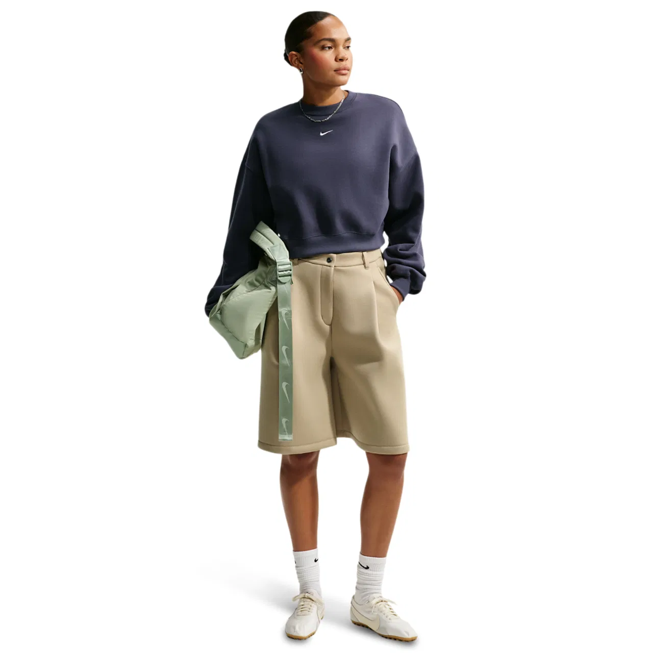 Женский свитшот с укороченной длиной и спущенным плечом Nike Studio Fleece Mid-OS Crop Crew, Gridiron/Sail — фото 4
