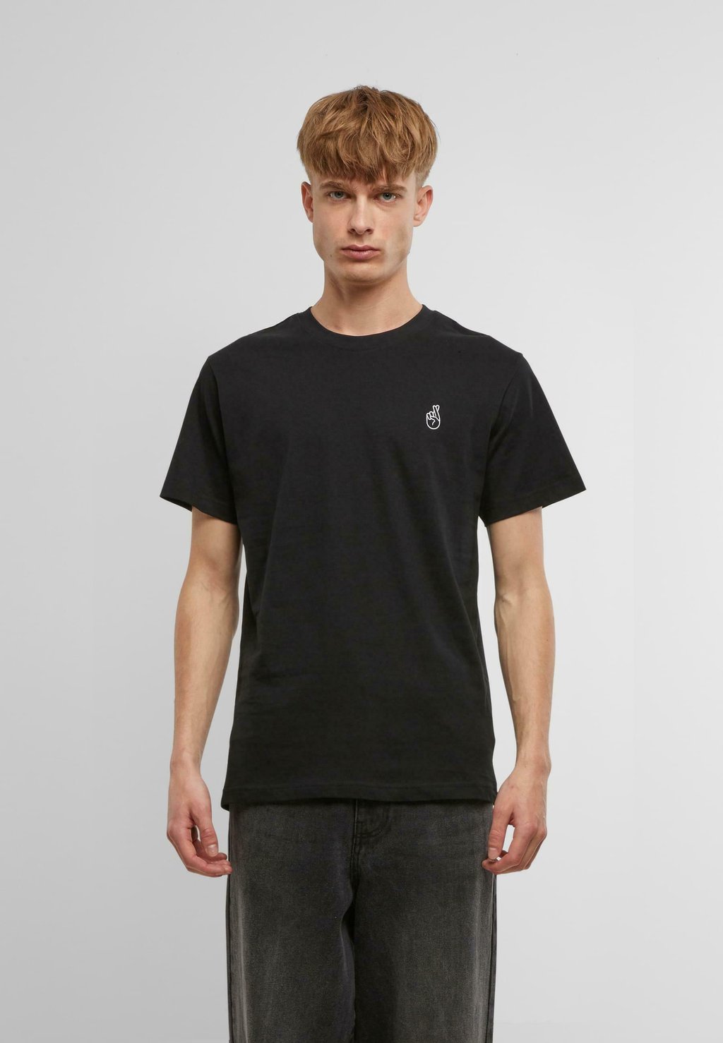 

Футболка с принтом CROSSED FINGERS HANDSIGN Mister Tee, черный