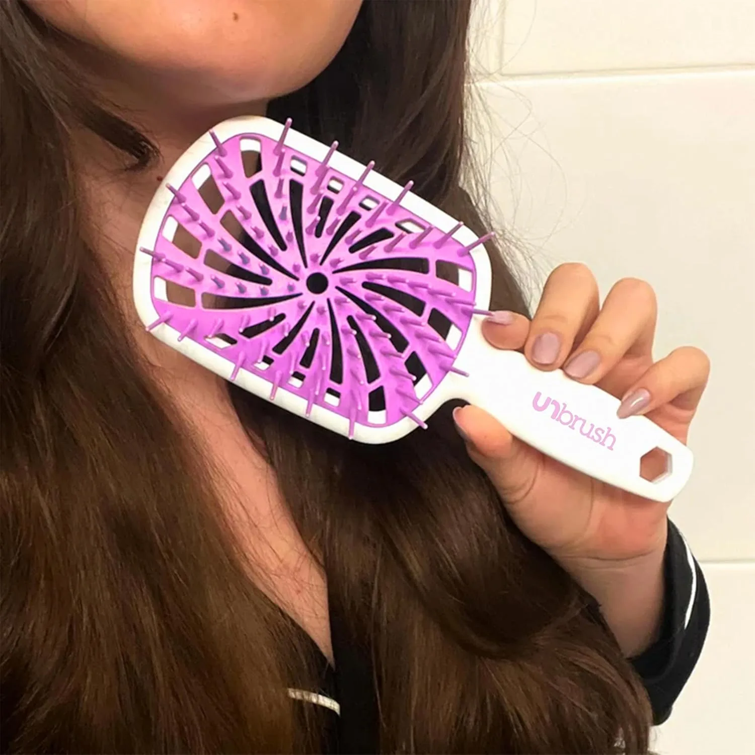 FHI Heat UNbrush Plus - щетка для вьющихся волос для бережного и эффективного расчесывания влажных или сухих ломких волос - расческа с 84 гибкими щетинками, ультралегкая, вентилируемая, антистатическая, Bubble Gum — фото 4