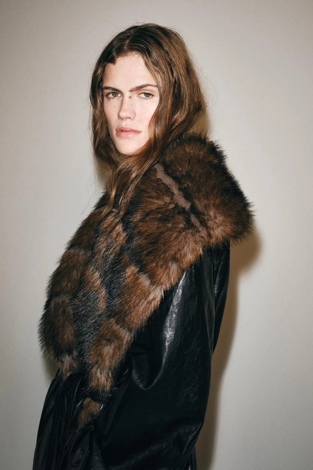 Тренч Zara Efecto Piel ZW Collection, черный — фото 4