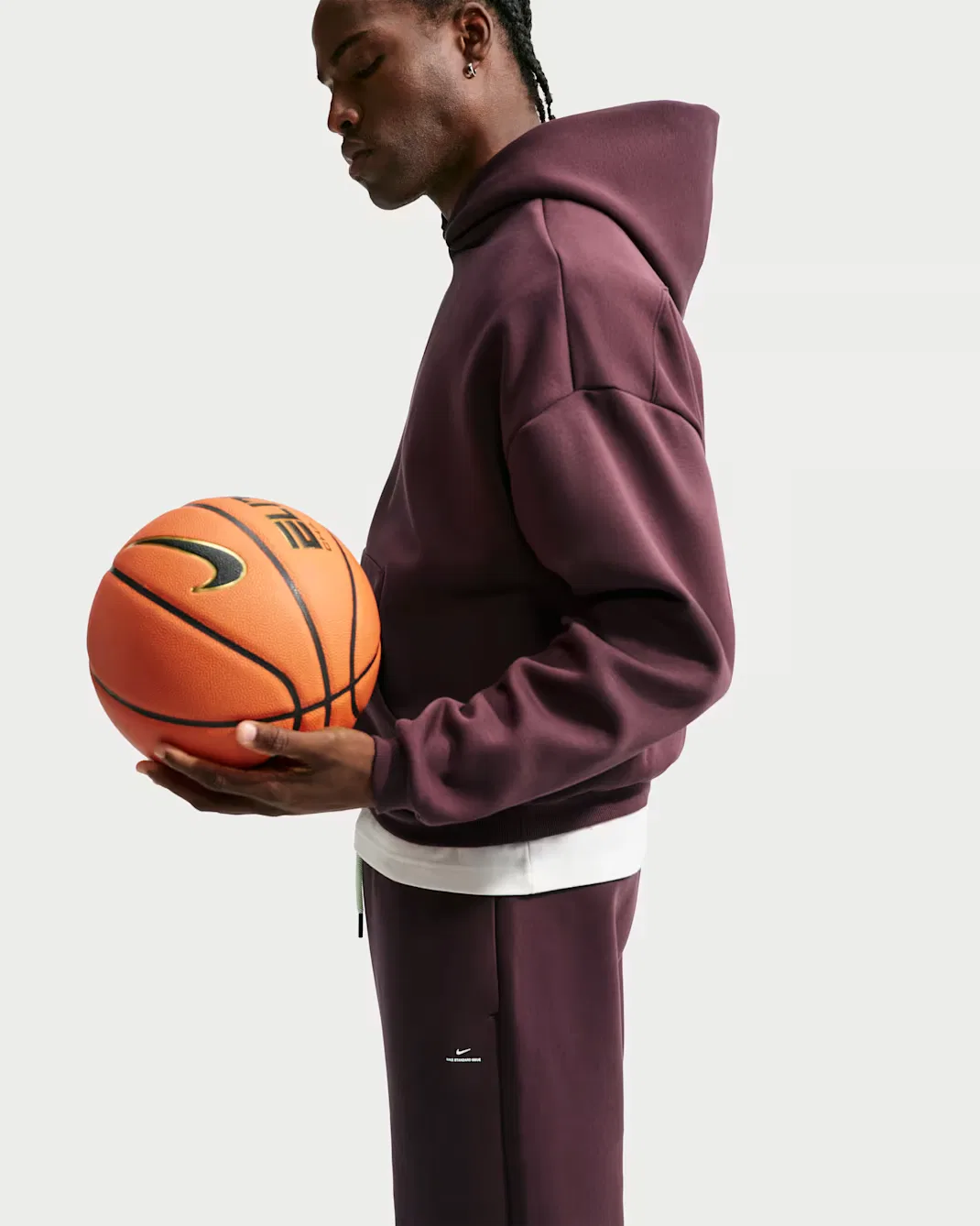 Мужская термофутболка с капюшоном Therma-FIT для баскетбола Nike Standard Issue, Burgundy Crush/Pale Ivory — фото 3