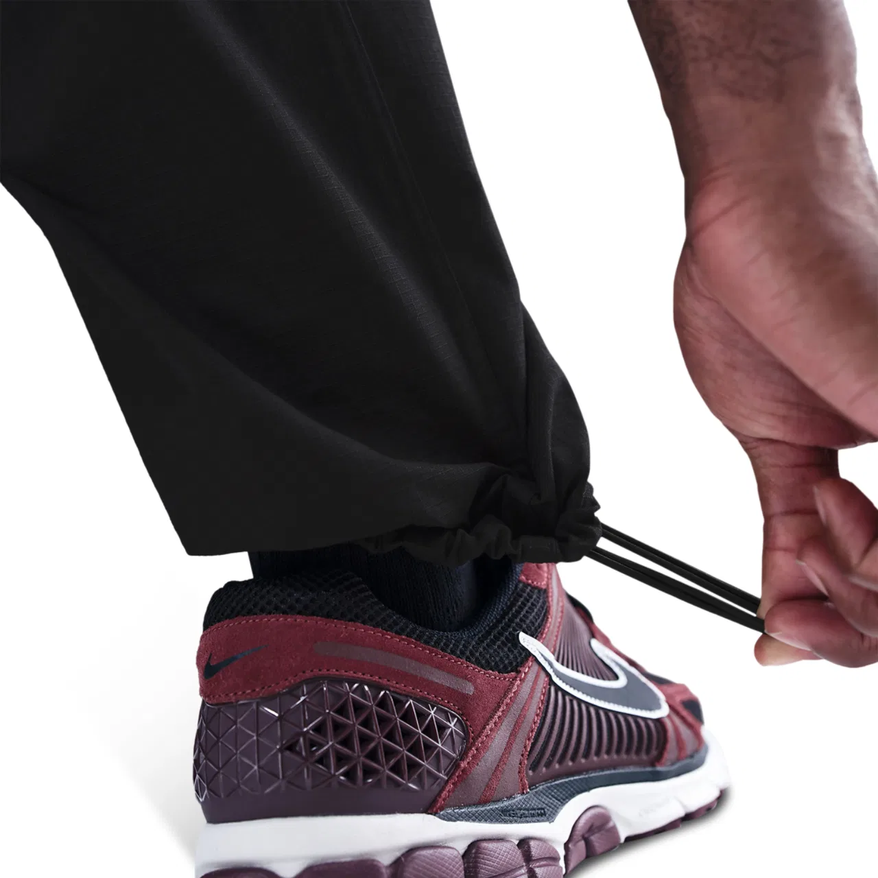 Мужские карго-брюки свободного кроя с зауженными штанинами Nike Club Woven Cargo Pants Collection, White/Black — фото 4