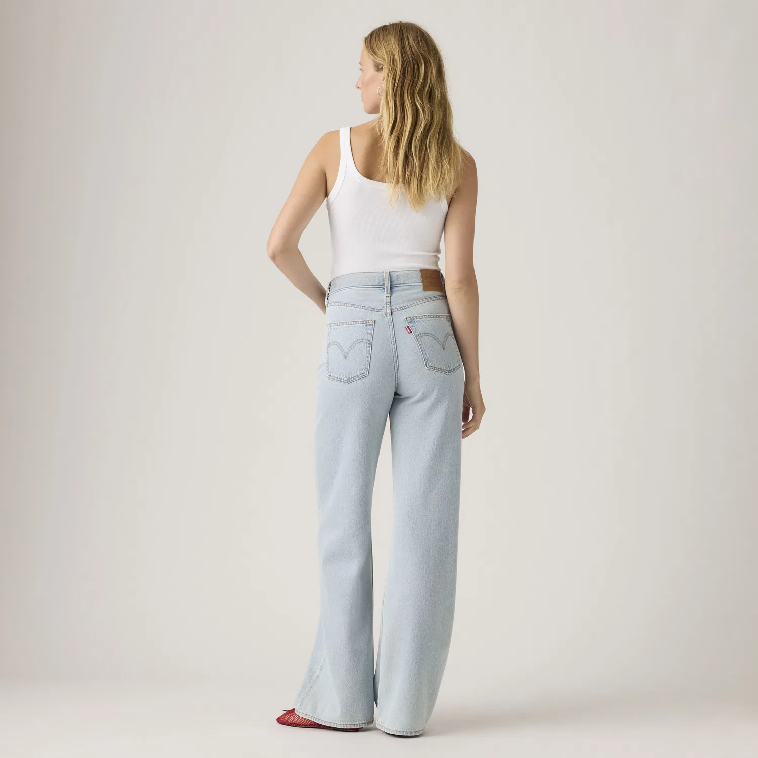 Легкие женские джинсы с широкими штанинами и ребристой текстурой Levi's, Medium Wash — фото 3