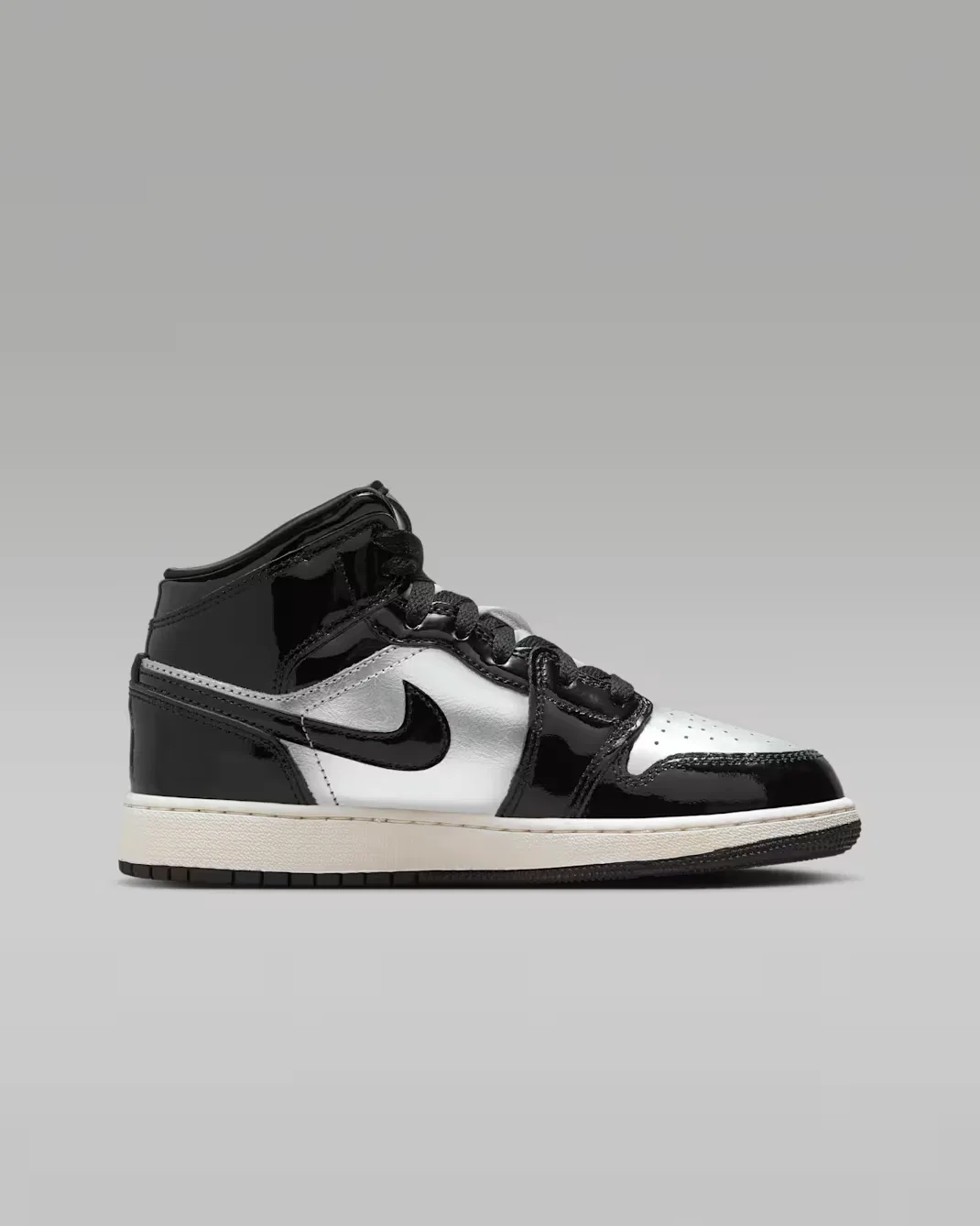 Кроссовки для детей постарше Air Jordan 1 Mid SE, Black/Metallic Silver/Sail/Metallic Gold — фото 3