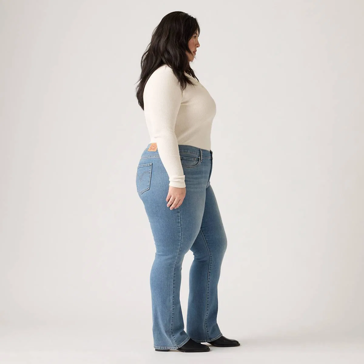 Классические женские джинсы-клеш (большие размеры) Levi's, Camp Denim Plus - Medium Wash — фото 4