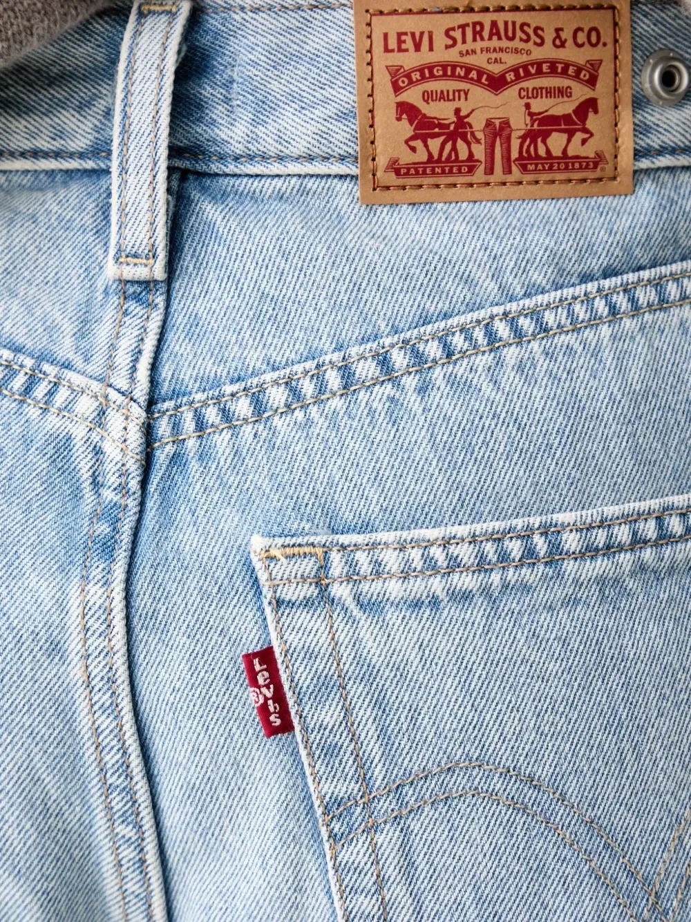 Джинсовые шорты Levi's с затяжкой и логотипом, синий — фото 4
