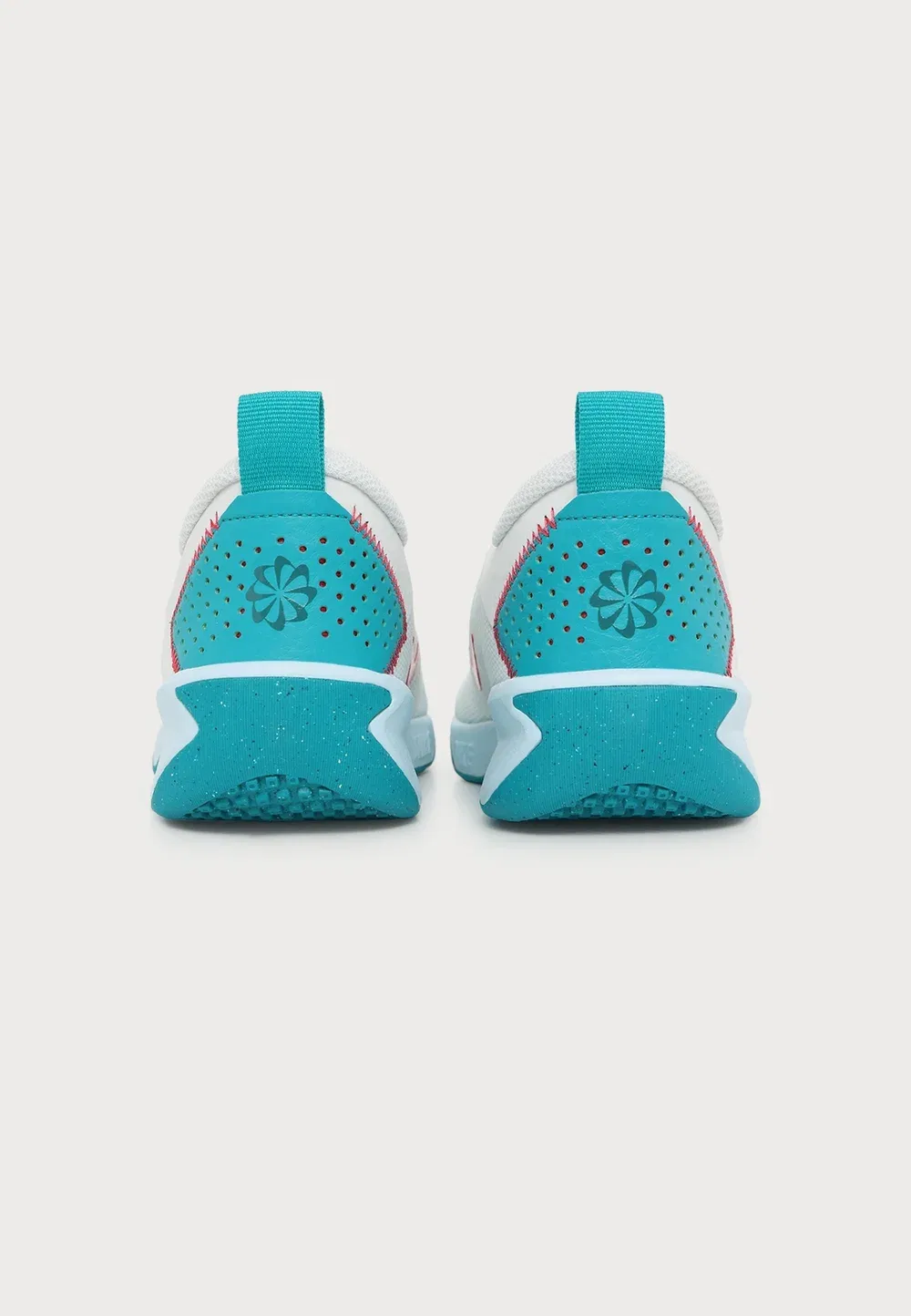 Универсальные кроссовки для бега по городу Omni для всех типов кортов Nike Performance, Off White/Glacier Blue/Energy/Tropical Pink/Bright Spruce — фото 3