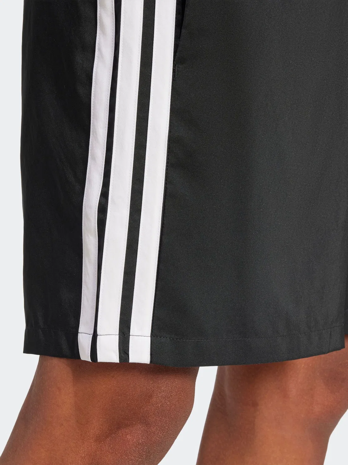 Шорты классические adidas Essentials Three Stripes, черный — фото 4