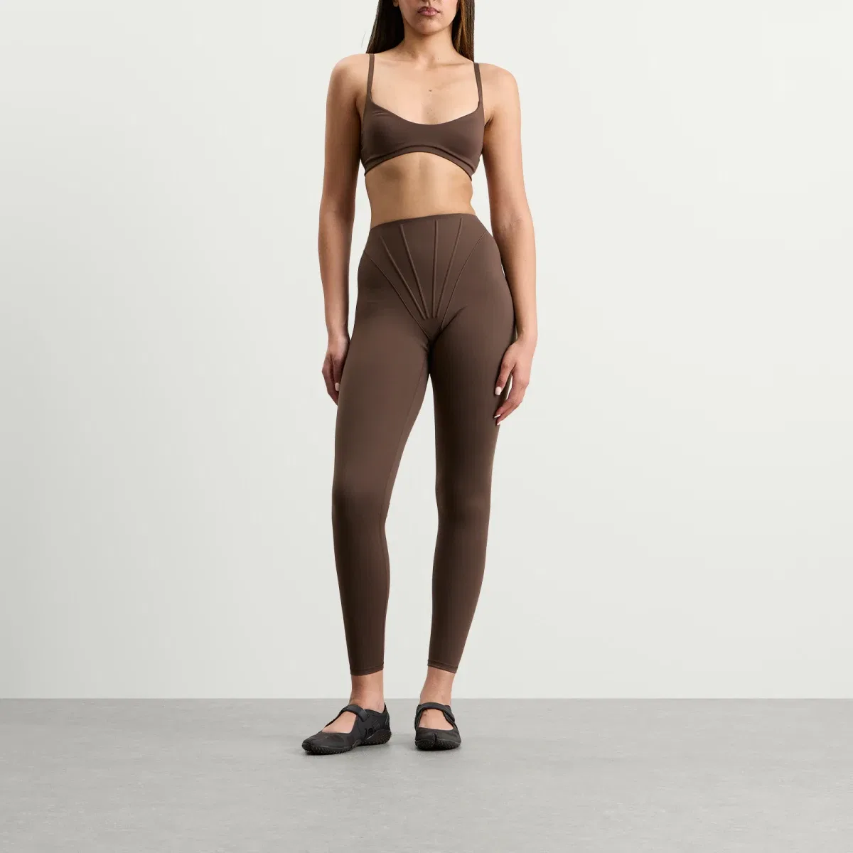 Бюстгальтер с легкой поддержкой X Skims Matte Micro Scoop Bra Nike, Dark Sepia — фото 4