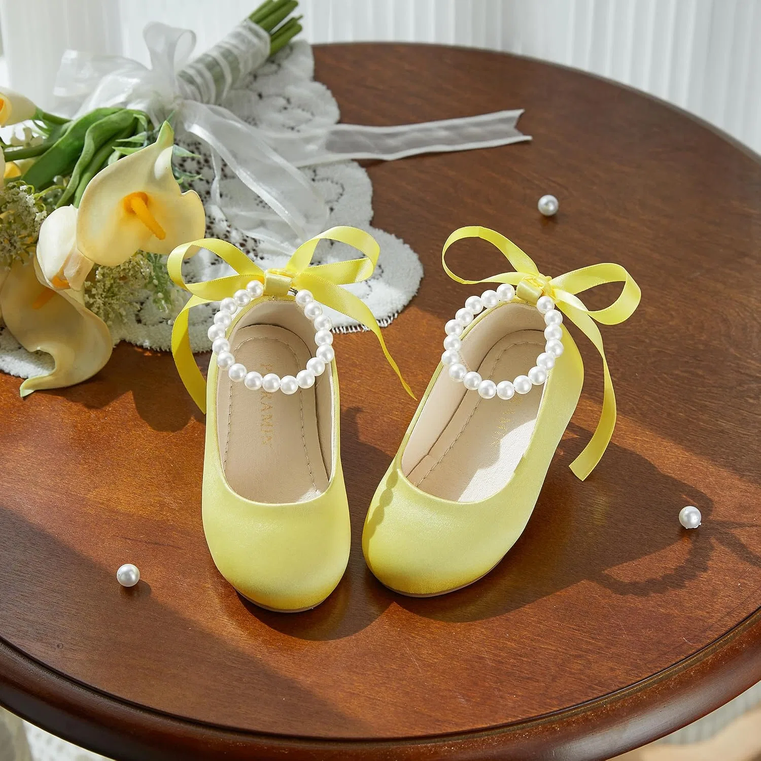 Детские туфли-балетки для девочек с жемчужным ремешком PHIRAMIN, Yellow Pearl Strap — фото 2