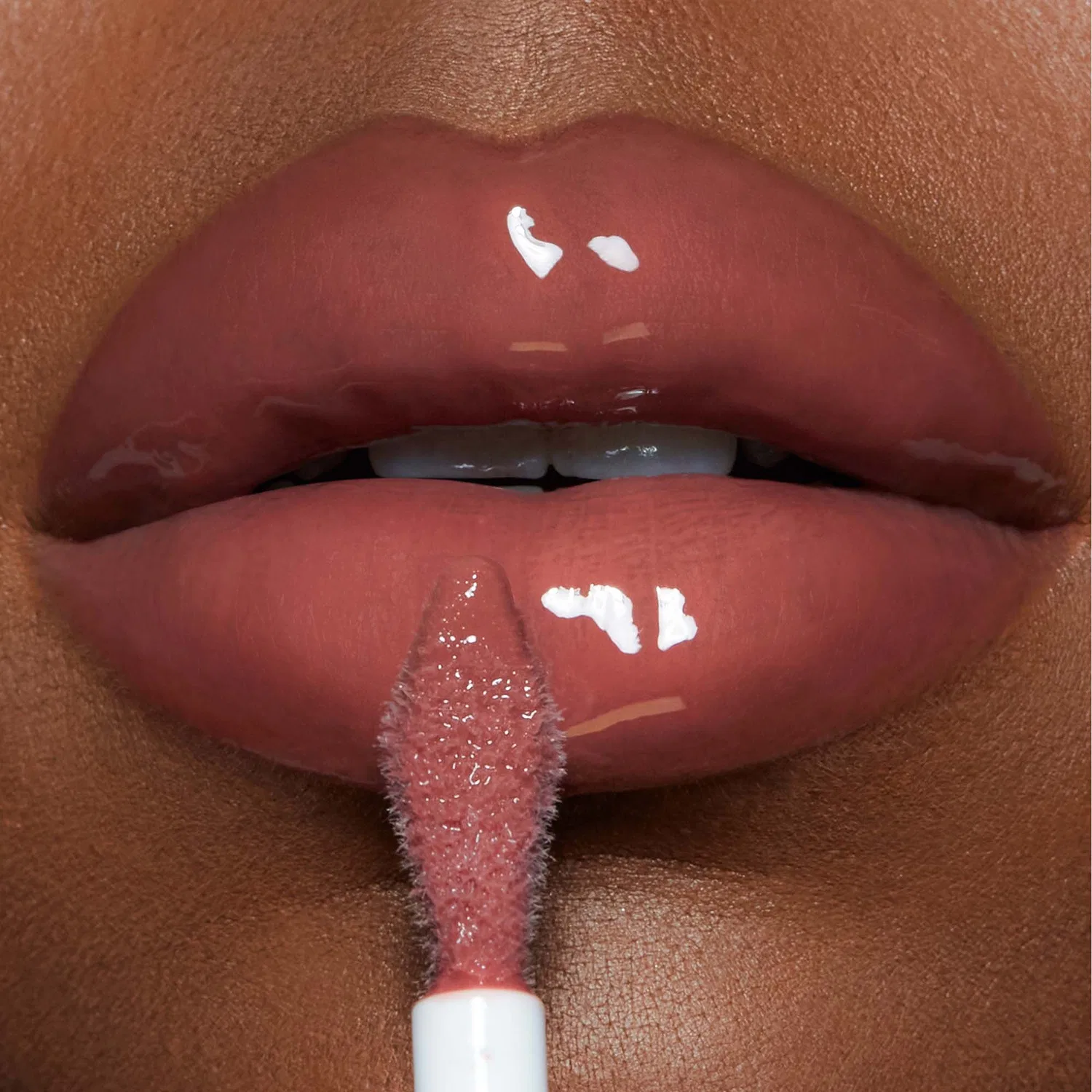 Объемный блеск для губ с эффектом увеличения Pillow Talk Big Lip Plumpgasm Charlotte Tilbury, Medium/Deep — фото 2