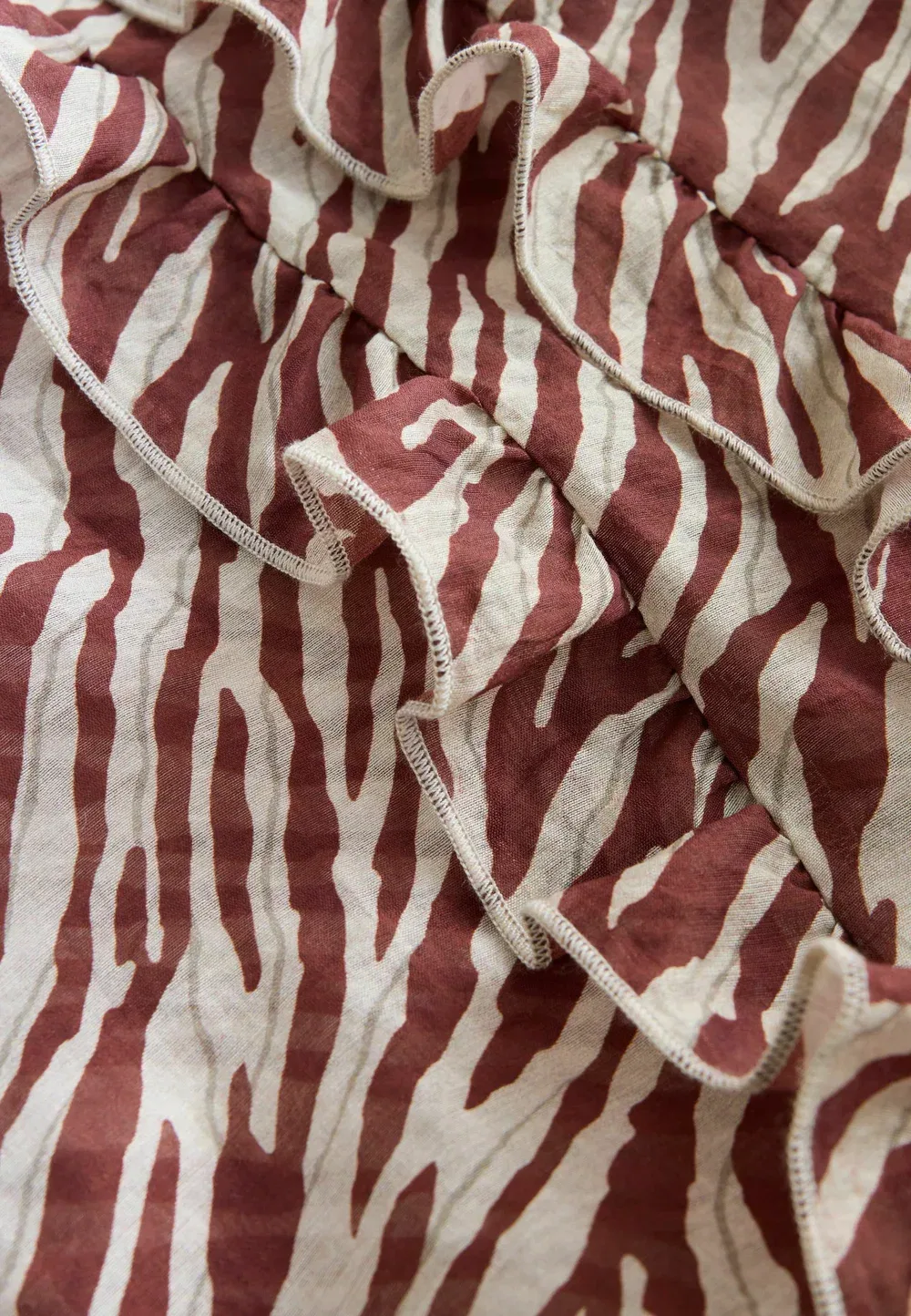 Блузка прямого кроя с длинными рукавами и оборками, на пуговицах Next, Chocolate Ecru Zebra Print — фото 2