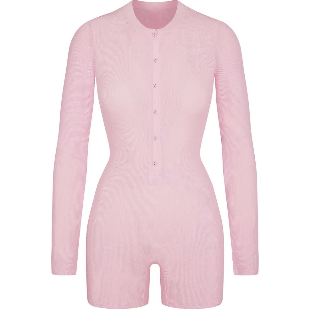 

Женский комбинезон SKIMS WAFFLE BUTTON UP HENLEY, цвет вишневого цвета/розовый вишневый цвет