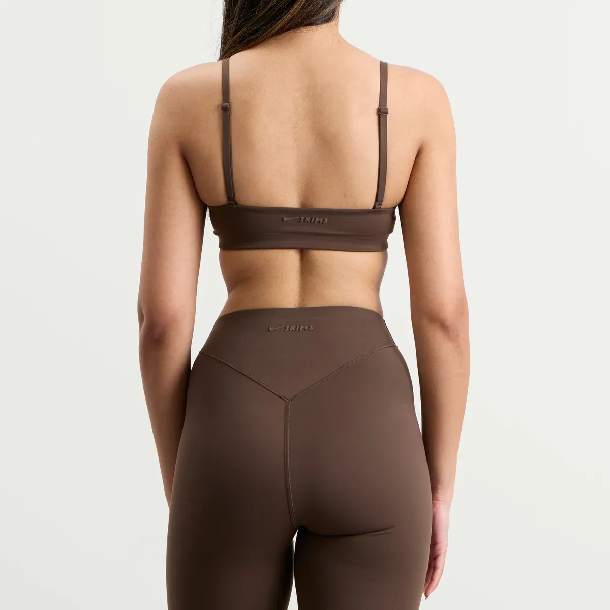 Бюстгальтер с легкой поддержкой X Skims Matte Micro Scoop Bra Nike, Dark Sepia — фото 3