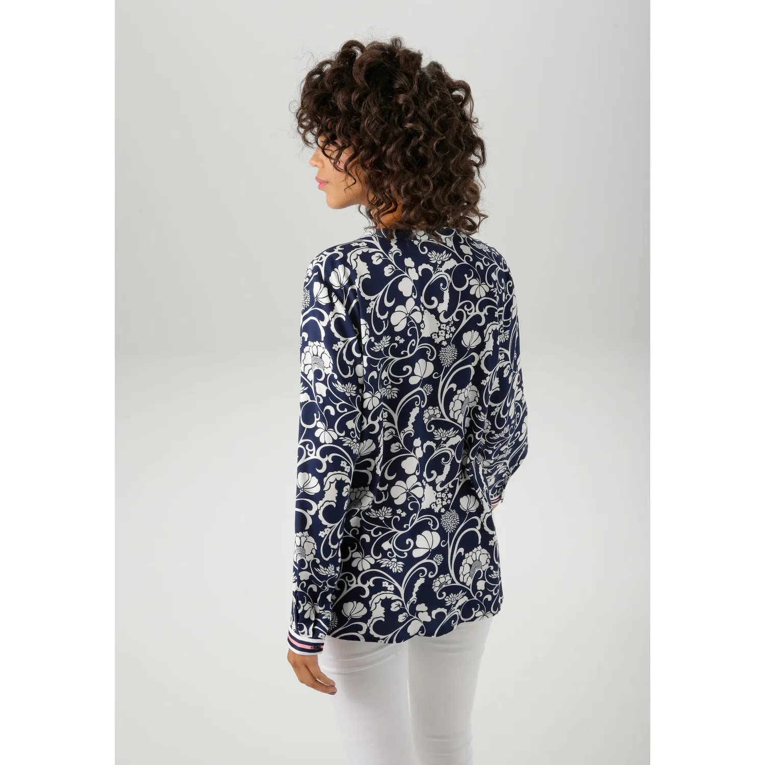Блуза с V-образным вырезом с графическим цветочным принтом Aniston CASUAL, Navy/Wool White/Pink — фото 2
