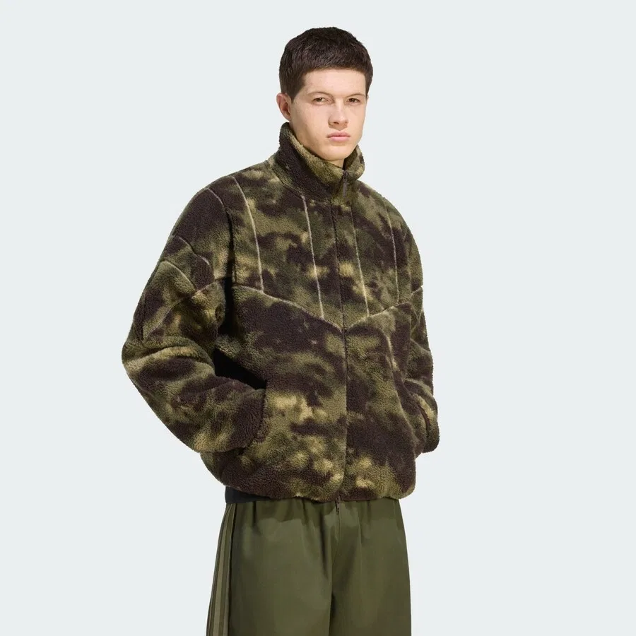 Флисовая куртка ADIDAS ORIGINALS цвета хаки и темно-зеленого — фото 2