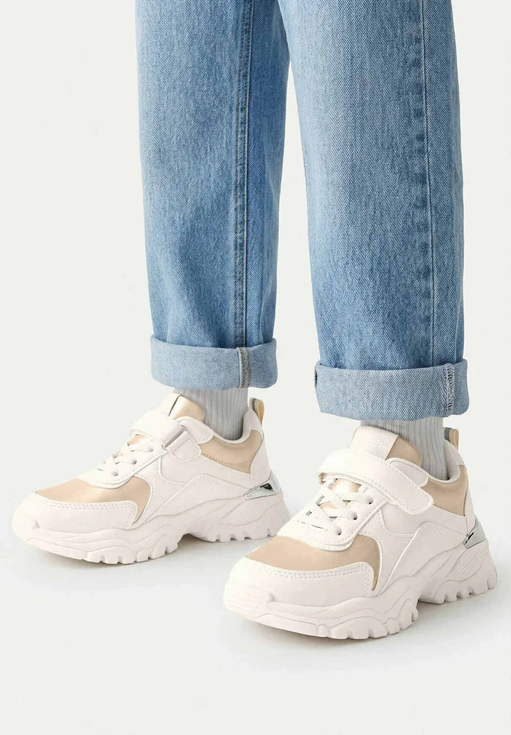 Девушка в кроссовках 5907964248903 - кроссовки Deezee, Beige