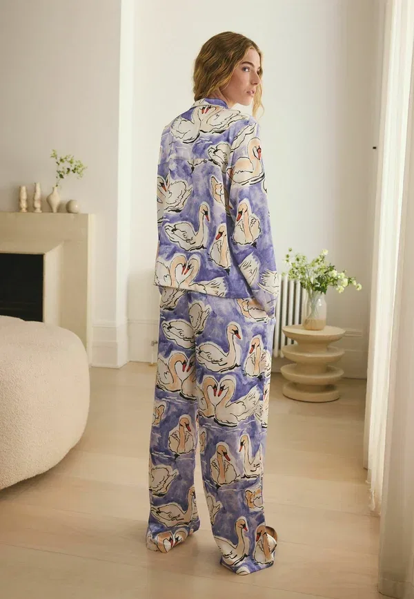 Пижамный комплект из сатина, Regular Fit, Next, Purple Swans, фиолетовый — фото 4