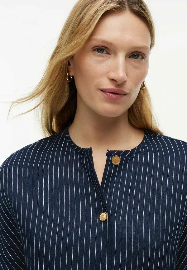 Блуза Tommy Hilfiger Relaxed gold tone button pinstripe blouse, пин-страйп темно-синий — фото 4