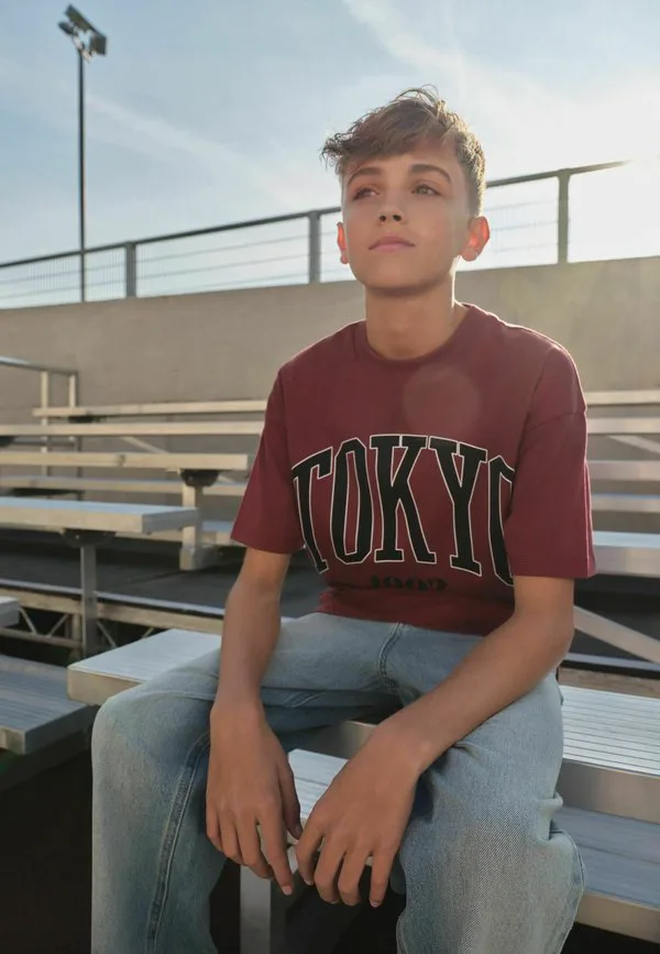 Футболка с коротким рукавом и стандартным графическим принтом Next, Berry Red Varsity — фото 4