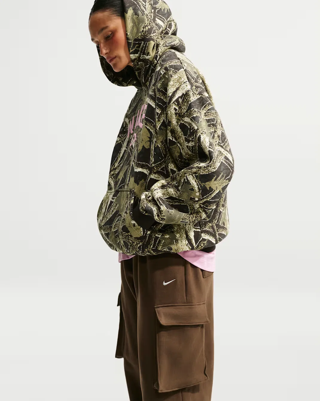 Женская толстовка с капюшоном оверсайз Nike Studio Fleece Medium Weight, Camo Green/Pink Rise — фото 3