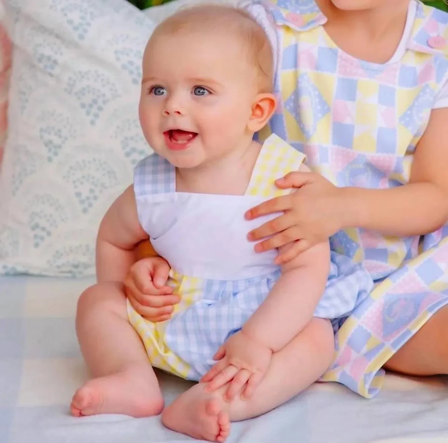 Детский боди-комбинезон с принтом Branham Bubble Romper Beaufort Bonnet, Buckhead Blue Gingham/Yellow — фото 3