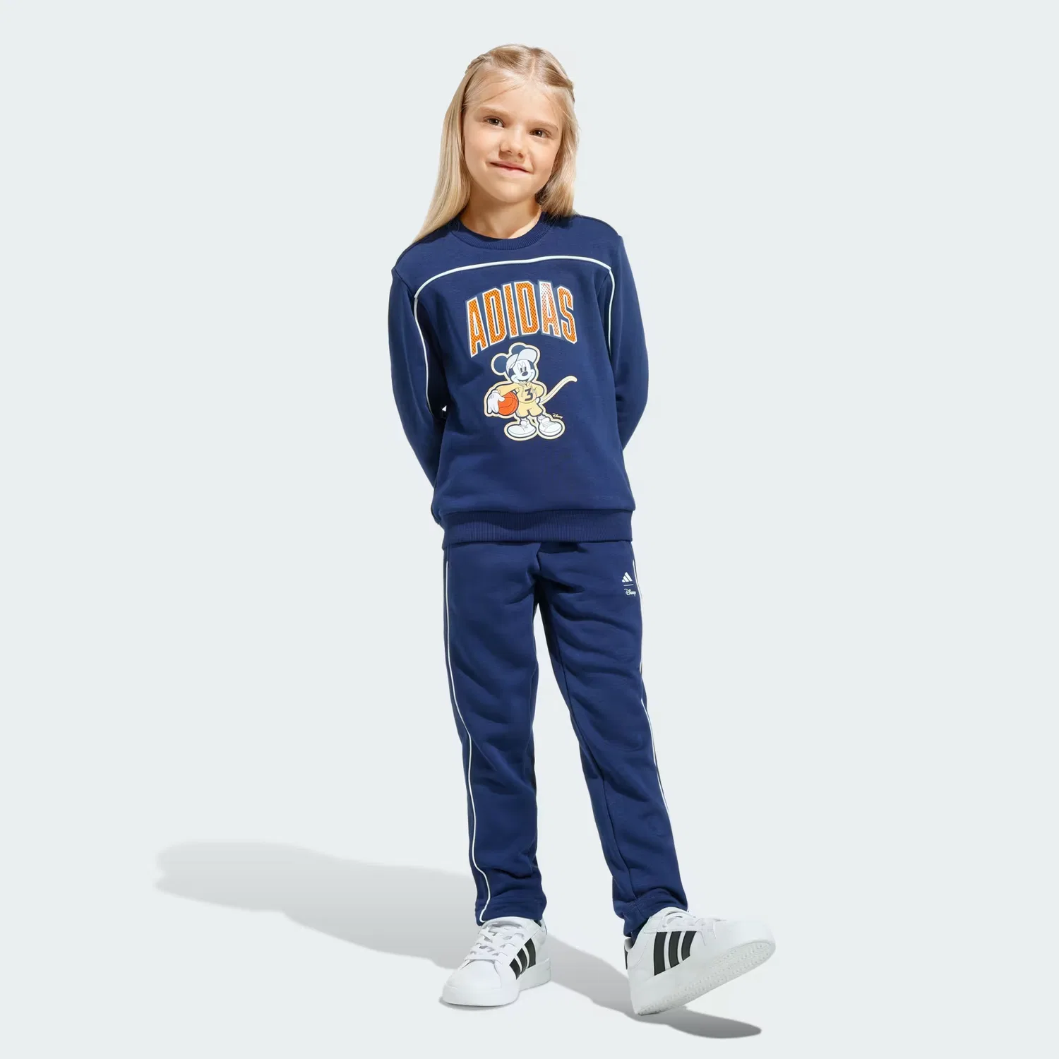 Детский спортивный костюм из мягкого футера, Disney Mickey Mouse Jogger, Adidas Sportswear, темно-синий/оранжевый/белый — фото 3