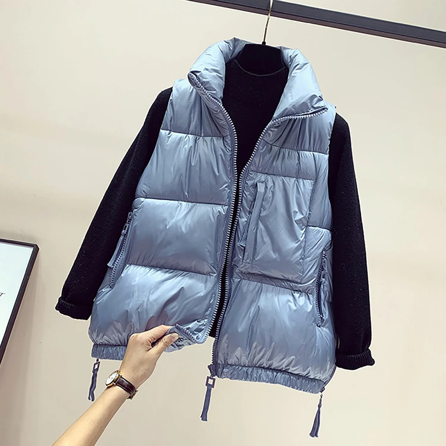 Женский утепленный жилет с воротником-стойкой, стеганый, с карманами на молнии и боковыми разрезами, Blu — фото 2