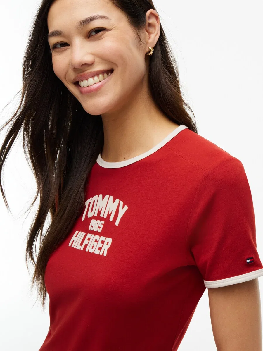 Футболка TOMMY HILFIGER 'Varsity' красного цвета — фото 3