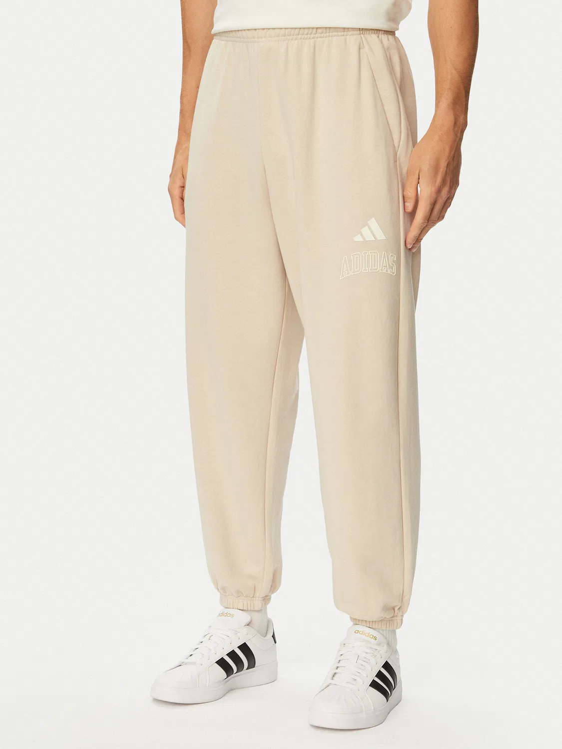 Мужские спортивные штаны стандартного кроя Seasonal Essentials Collegiate French Terry Cuffed Adidas, бежевый