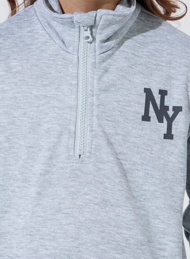 Комплект свитшот с высоким воротом и широкие брюки с защипами Ny Styli, серый — фото 3