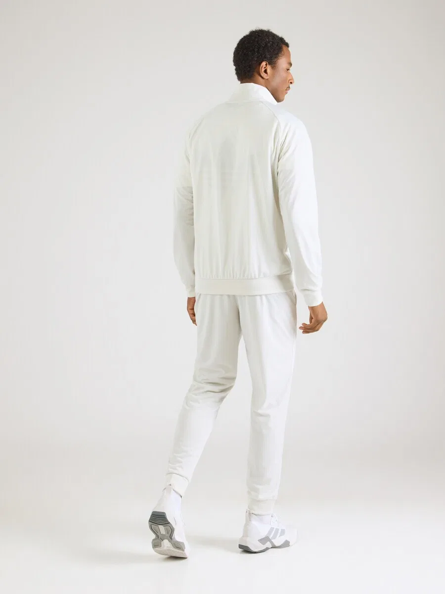 Спортивный костюм ADIDAS ORIGINALS 'TECH ESS' светло-серого цвета — фото 4