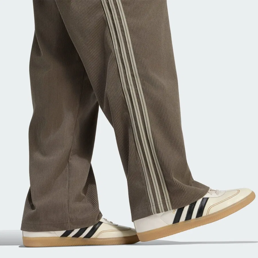 Брюки ADIDAS ORIGINALS свободного кроя со складками спереди, цвет «Firebird», коричневый и светло-коричневый — фото 4