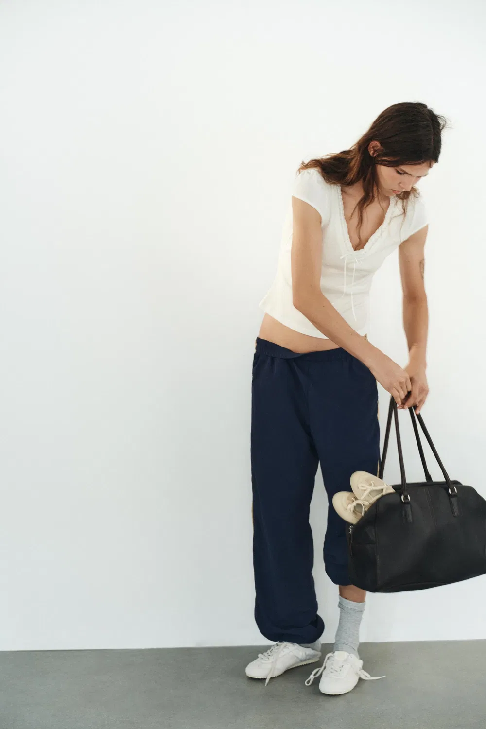 Футболка с контрастным V-образным вырезом ZARA, Ecru — фото 4