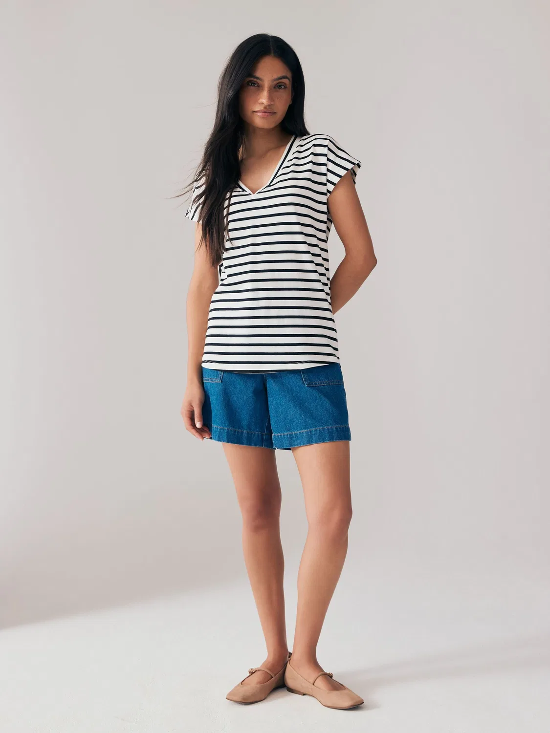 Футболка с V-образным вырезом и коротким рукавом, модель Black/White Stripe Next, черно-белая полоска — фото 3