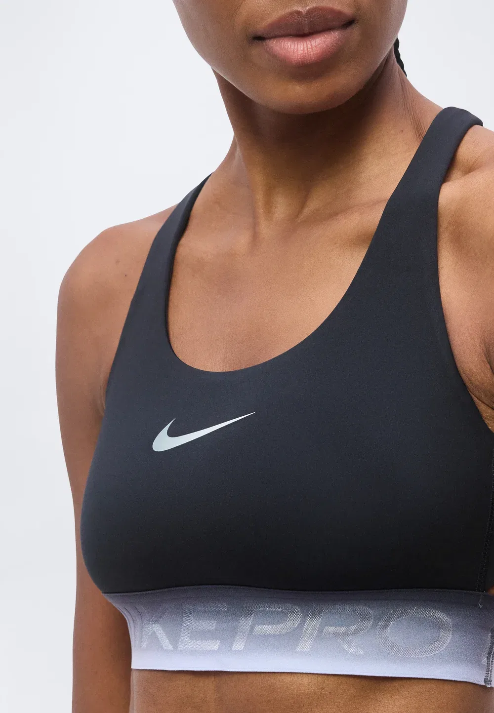 Бюстгальтер - спортивный бюстгальтер средней степени поддержки Nike Performance, Black/Ghost/Smoke Grey — фото 4