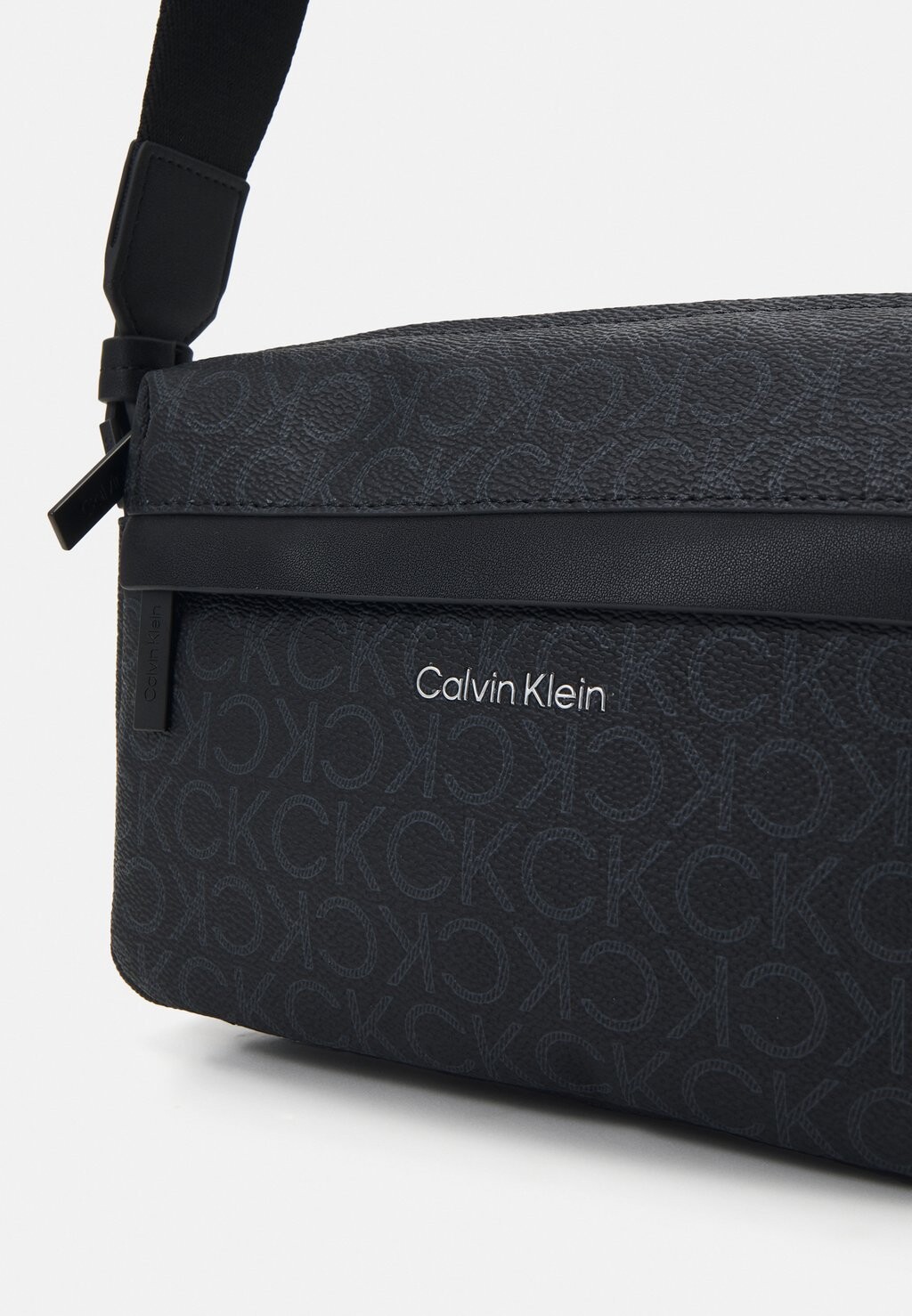 

Сумка через плечо MUST CAMERA BAG MONO UNISEX Calvin Klein, черный