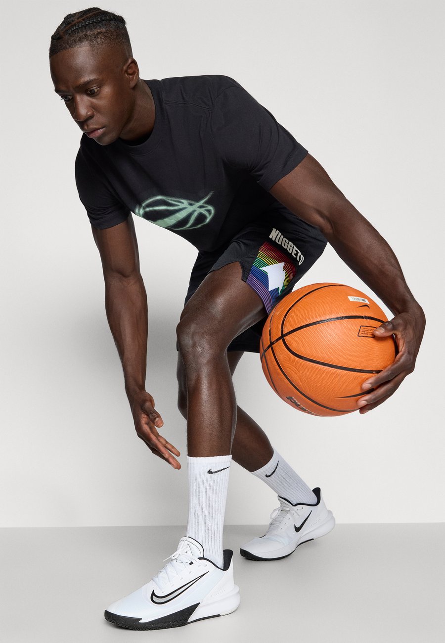 Спортивные шорты Nike Performance DENVER NUGGETS MNK DF SWGMN SHORT CITY EDITION 25, Black/Amarillo/Black — фото 4