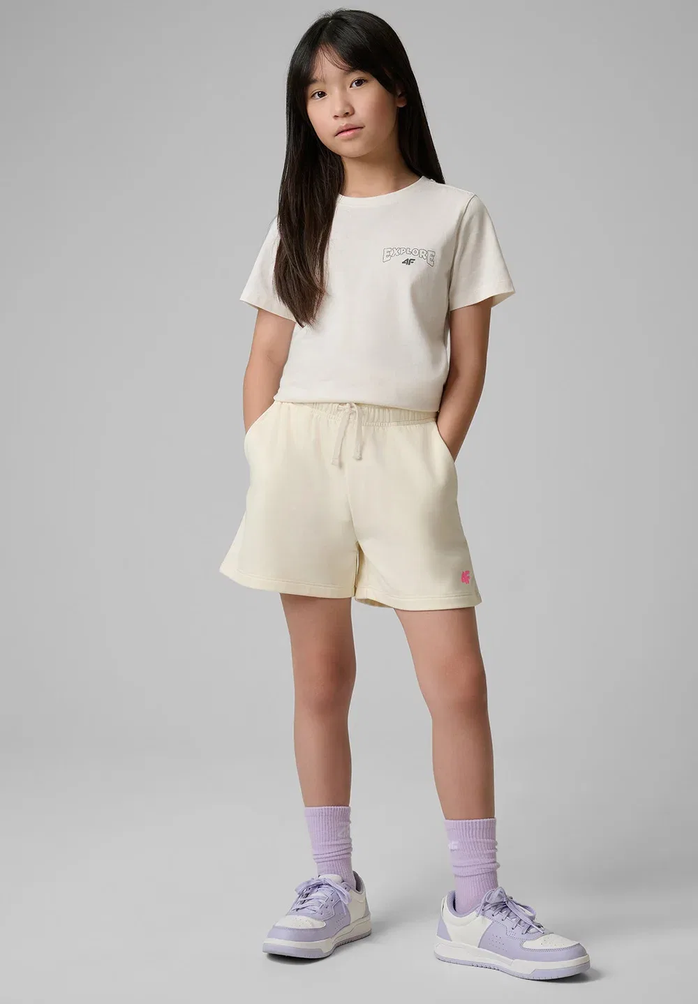 Футболка Regular z nadrukiem dziewczęcy - czarny 140 (9-10 лат) - футболка с принтом 4F, Off White
