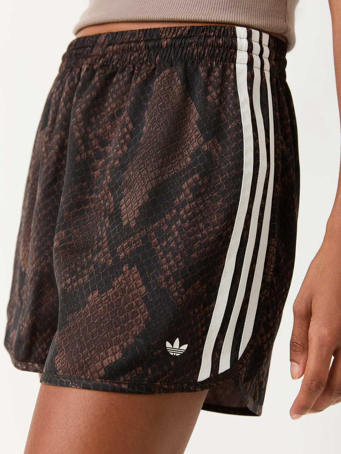Атласные шорты adidas Originals со змеиным принтом, Animal — фото 4