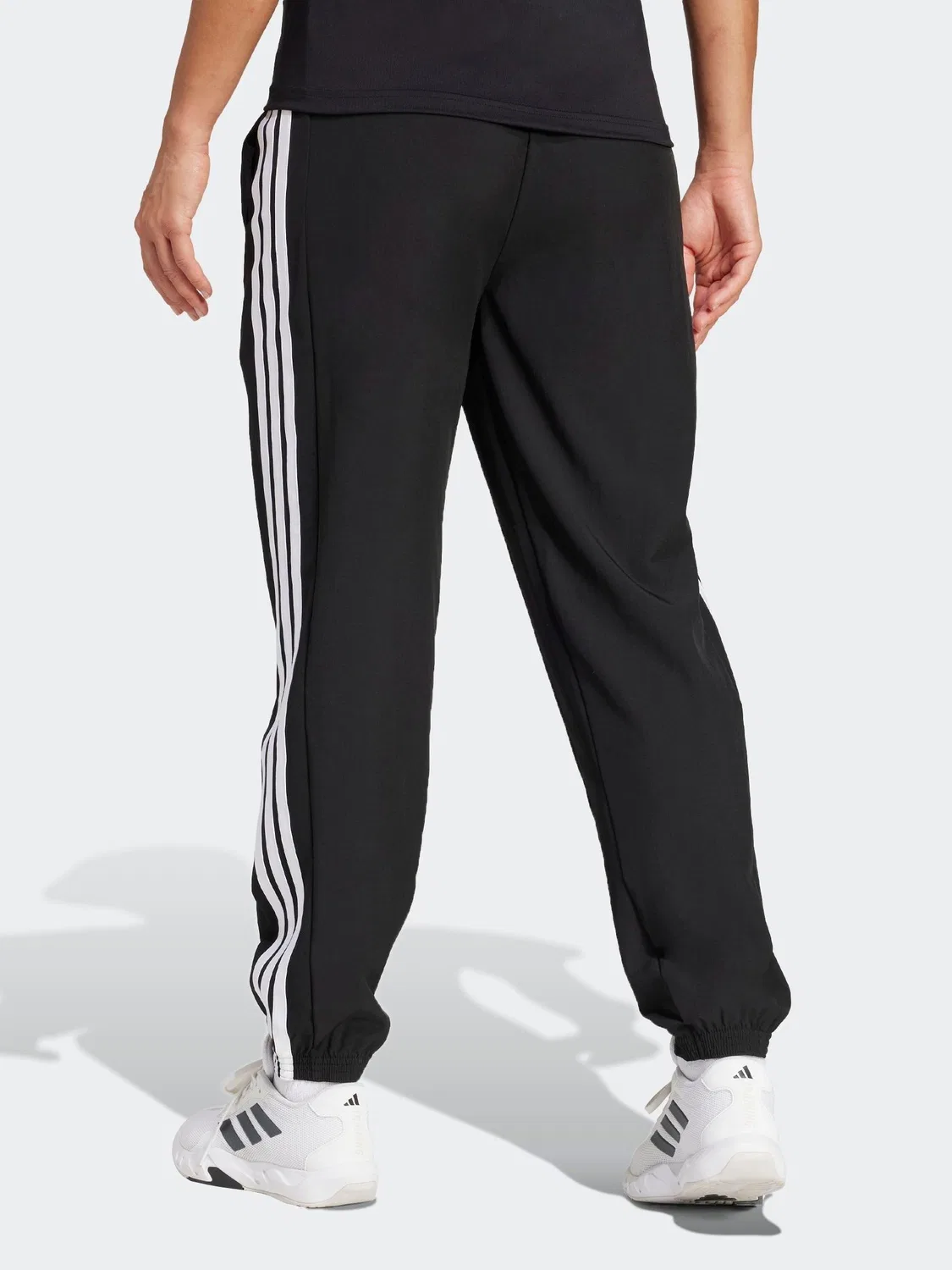 Джоггеры из полиэстера adidas Black Train Essentials 3-Stripes Woven, черный — фото 2