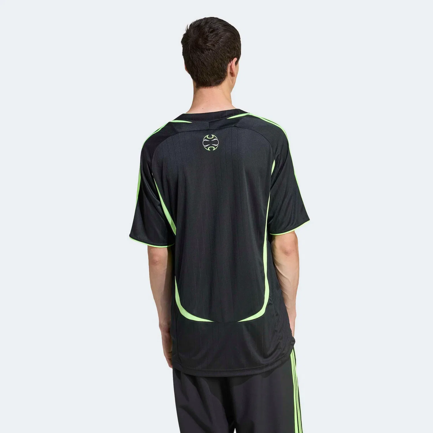 Мужская футболка с принтом Teamgeist Adidas Originals, Black/Signal Green — фото 2