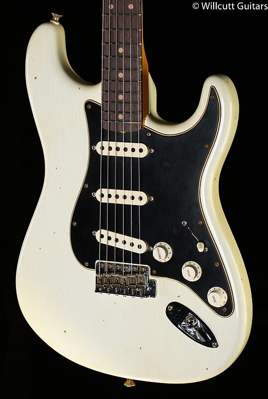 

Fender Custom Shop Postmodern Strat Journeyman Relic, гриф из палисандра, Aged Olympic White (806) Custom Shop Postmodern Strat Journeyman Relic, Rosewood Fingerboard, (806)