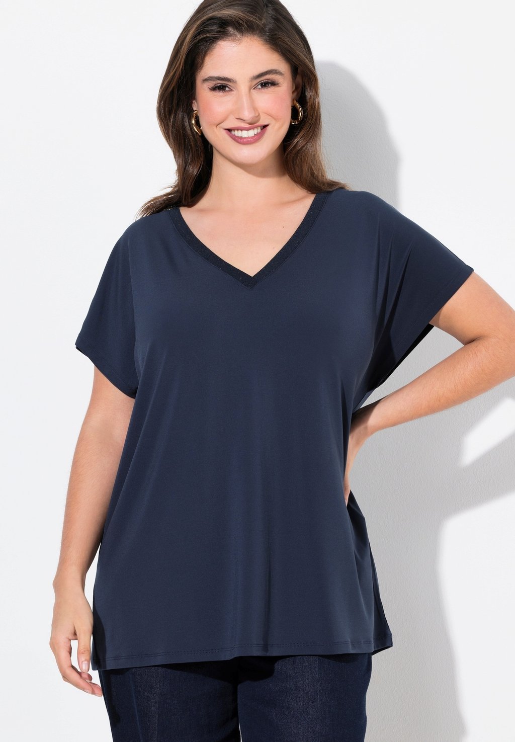 

Футболка с принтом GLITTER TRIM CAP SLEEVE V-NECK Ulla Popken, темно-синий