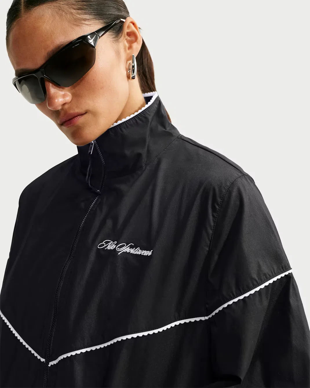 Женская спортивная куртка оверсайз из поплина с фестончатой ​​отделкой Nike Sportswear, Black/Sail/Black — фото 3