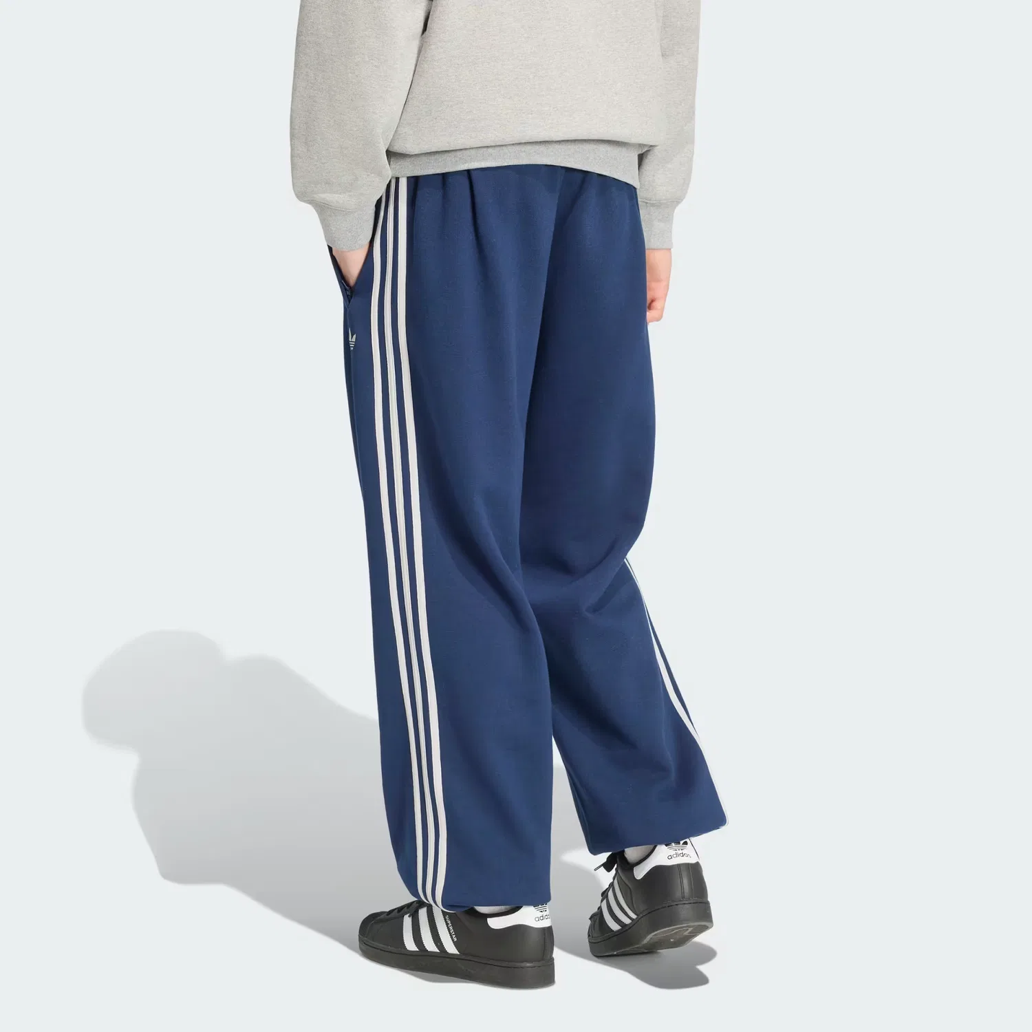 Мужские спортивные брюки на манжетах Adicolor 3-Stripes Cuffed Sweatpant Adidas Originals, темно-синий — фото 2